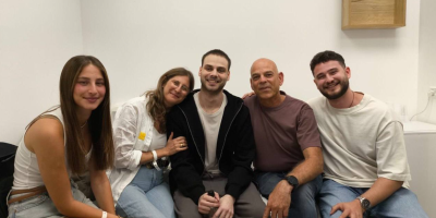 Državljanin Srbije Alon Ohel jutros je oslobođen iz zatočeništva u Gazi, a na društvenim mrežama objavljena je i njegova prva fotografija sa porodicom.