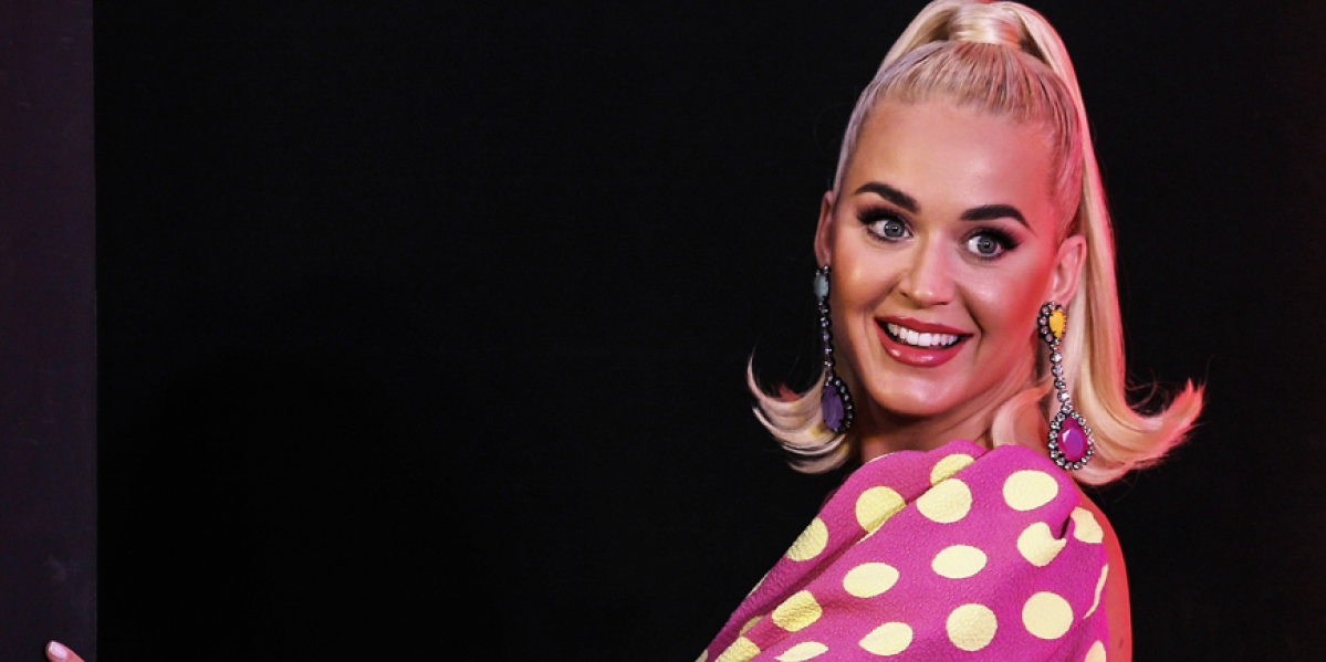 Poznata pevačica uhvaćena kako se ljubi sa političarem: Stavio ruke na njenu zadnjicu