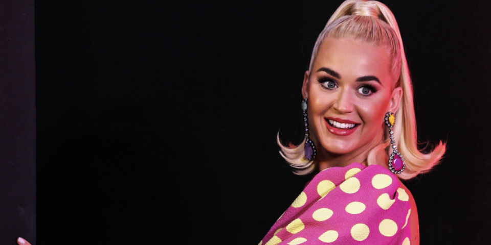 Poznata pevačica uhvaćena kako se ljubi sa političarem: Stavio ruke na njenu zadnjicu