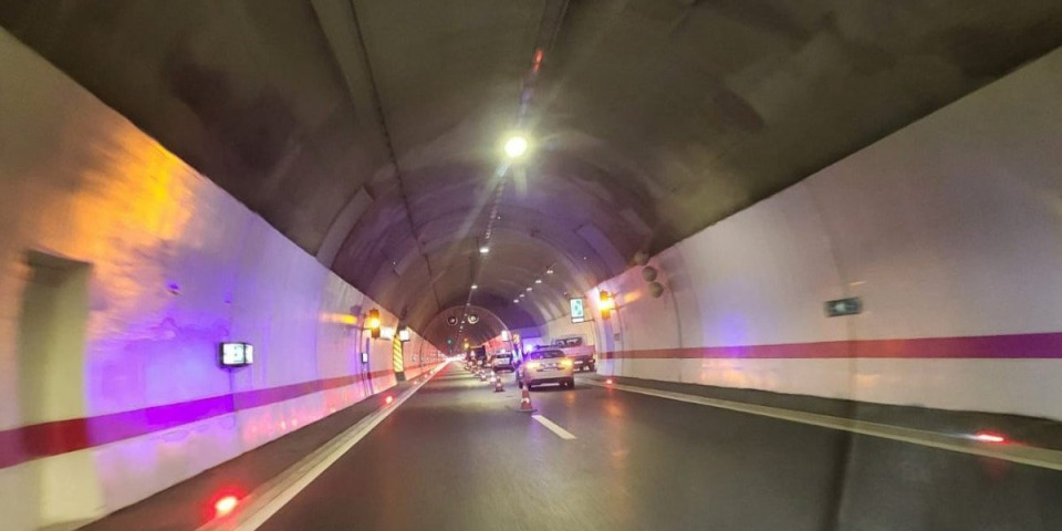 Kilometarske kolone, saobraćaj obustavljen: Karambol kod tunela Munjino brdo (VIDEO)