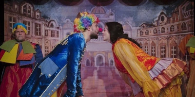 Na sceni Pozorišta Puž u nedelju, 19. oktobra u 17 časova, zakazana je premijera predstave "Klovn Sima", po motivima bajke Hansa Kristijana Andersena "Kresivo".