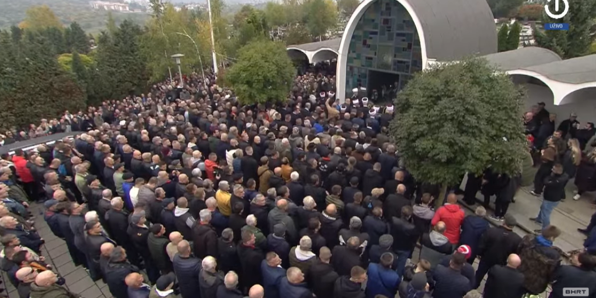 Desetine hiljada ljudi na groblju Bare