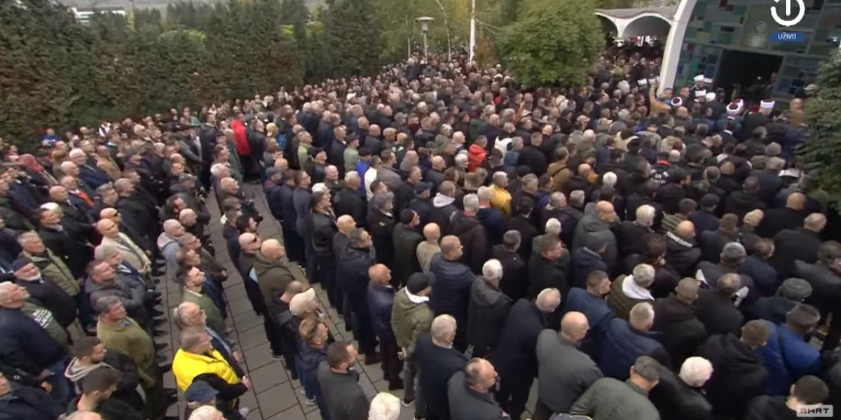 Desetine hiljada ljudi na groblju Bare