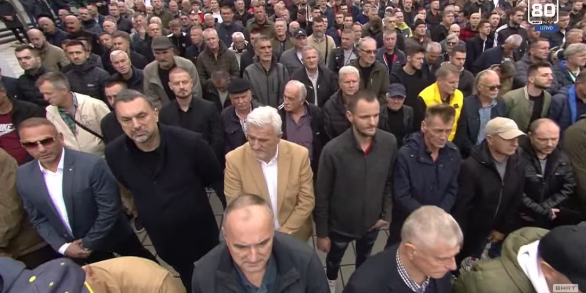 Desetine hiljada ljudi na groblju Bare