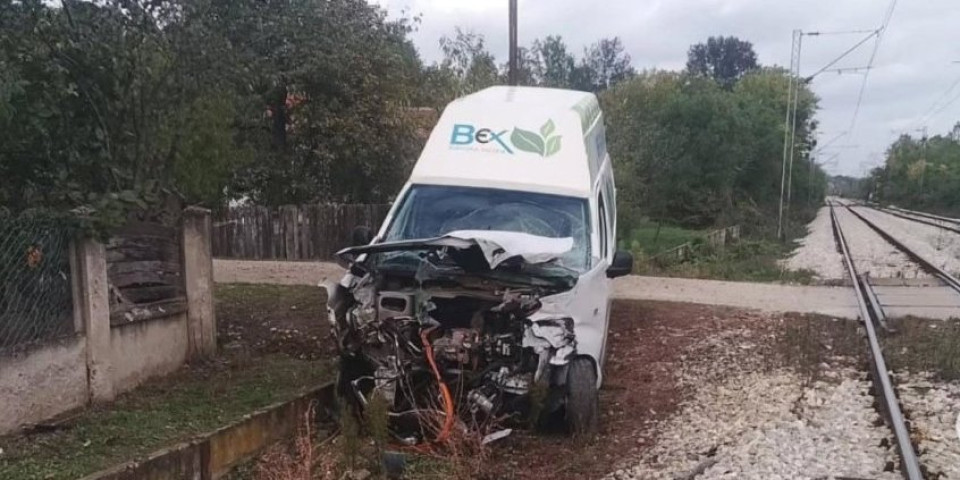 Užas kod Velike Plane: Voz pokosio kombi kurirske službe (FOTO)