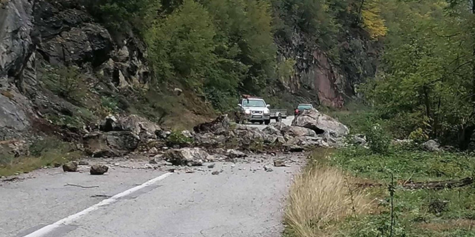 Pazite se odrona na ovoj deonici: Kamenje zatrpalo put