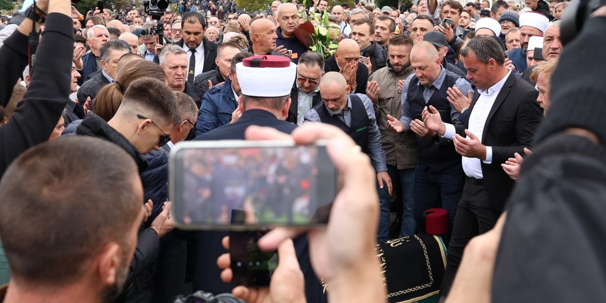 Sahranjen Halid Bešlić