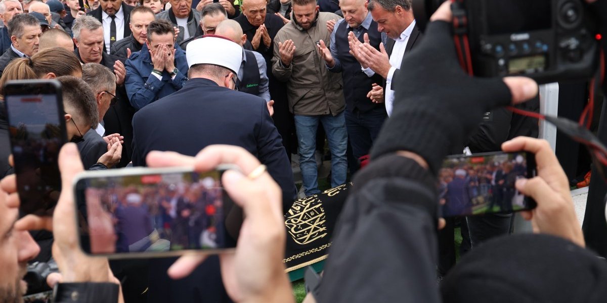 Sahranjen Halid Bešlić