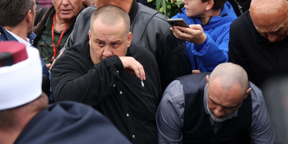 Nakon što se sa estrade niko nije pojavio na Bešlićevom pomenu, Dino sa knedlom u grlu otkrio: "Rekli smo..."
