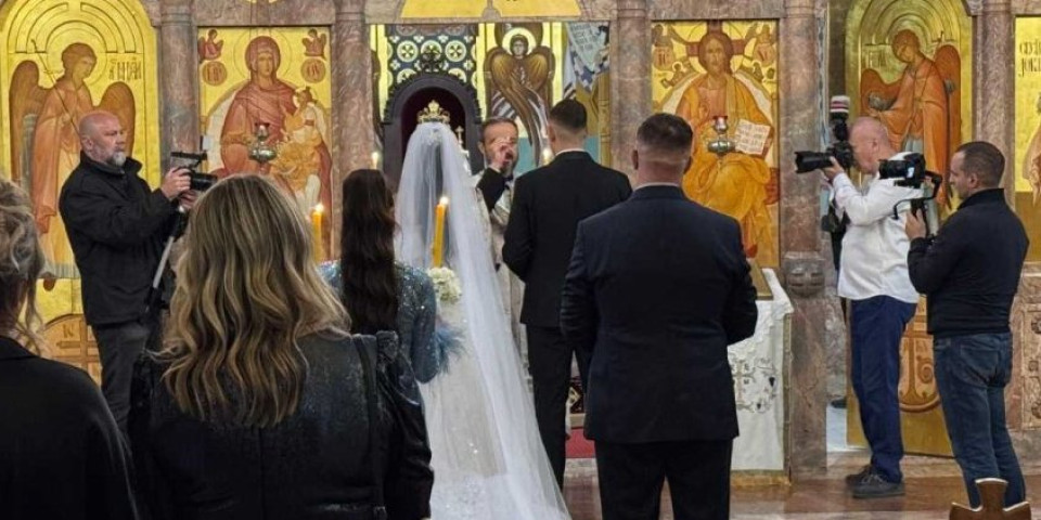 Pevač razapet zbog izjave o svojoj ženi: "Tuga za koga se udala ova lepotica, javno je ponižava"