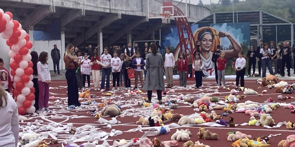Sećanje na Anju:  Ovako je bilo na otvaranju košarkaškog terena u Paraćinu