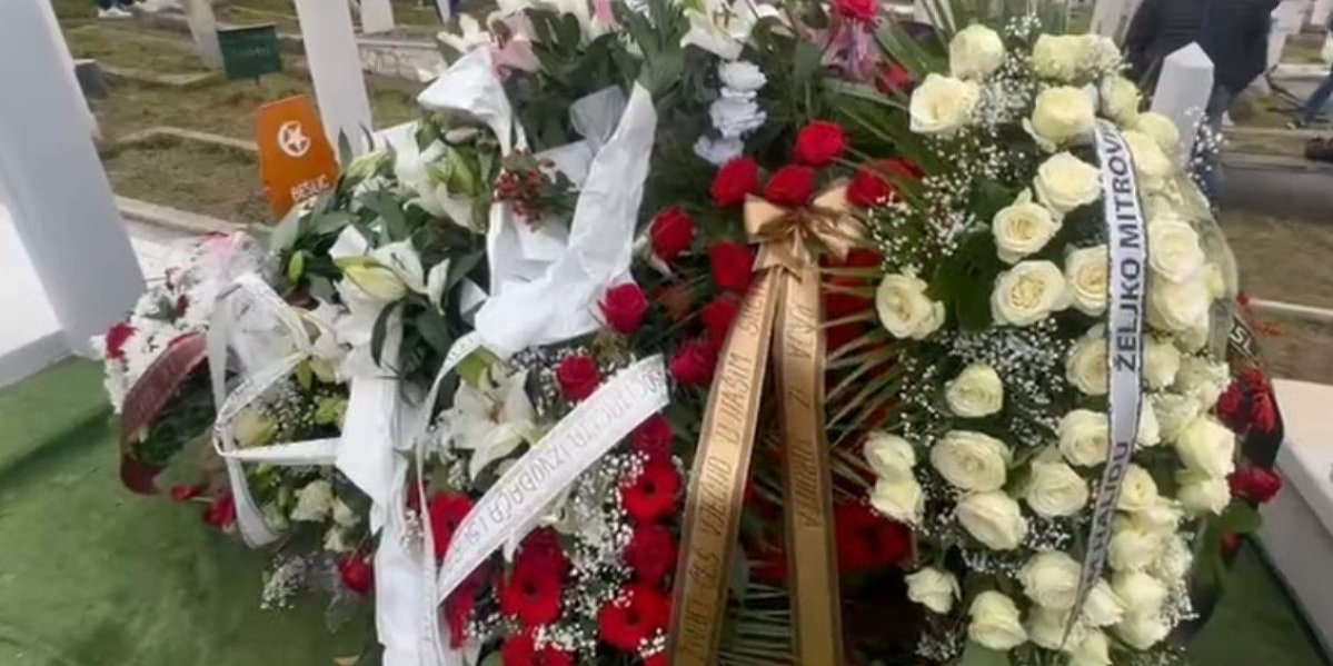 Grob Halida Bešlića prekriven cvećem - Na vrhu postavljeni venci od Aleksandra Vučića i Željka Mitrovića (FOTO)