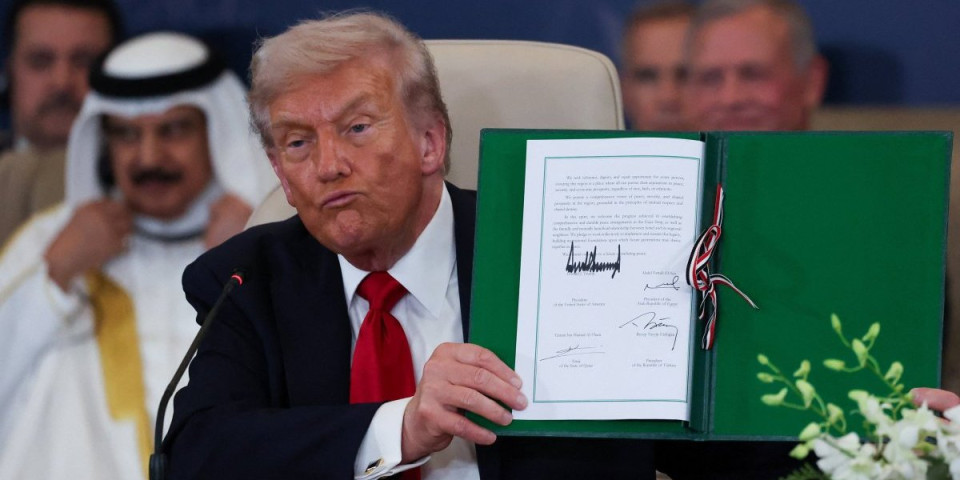 Istorijski trenutak: Tramp potpisao mirovni sporazum koji menja sve na Bliskom istoku (VIDEO)