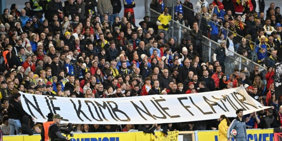 Skandal nad skandalima navijača lažne države - Sraman transparent, slave ubice Srba (FOTO)