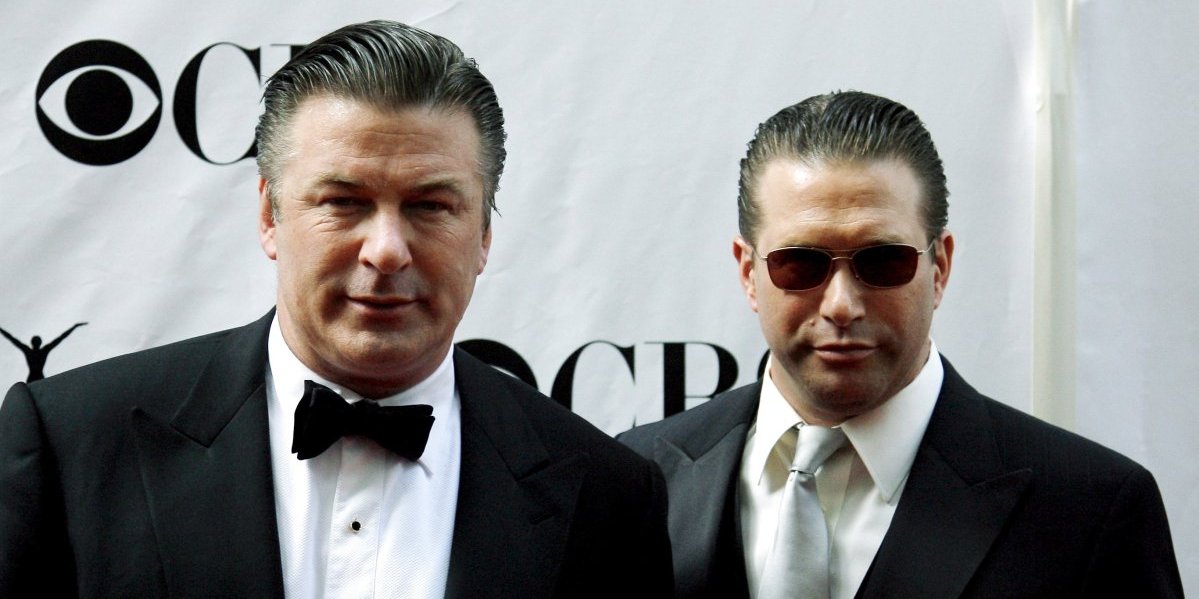 Braća Boldvin doživela saobraćajnu nesreću: Automobil smrskan nakon udarca u drvo