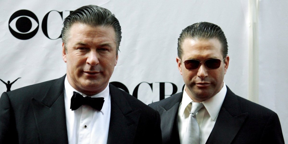 Braća Boldvin doživela saobraćajnu nesreću: Automobil smrskan nakon udarca u drvo