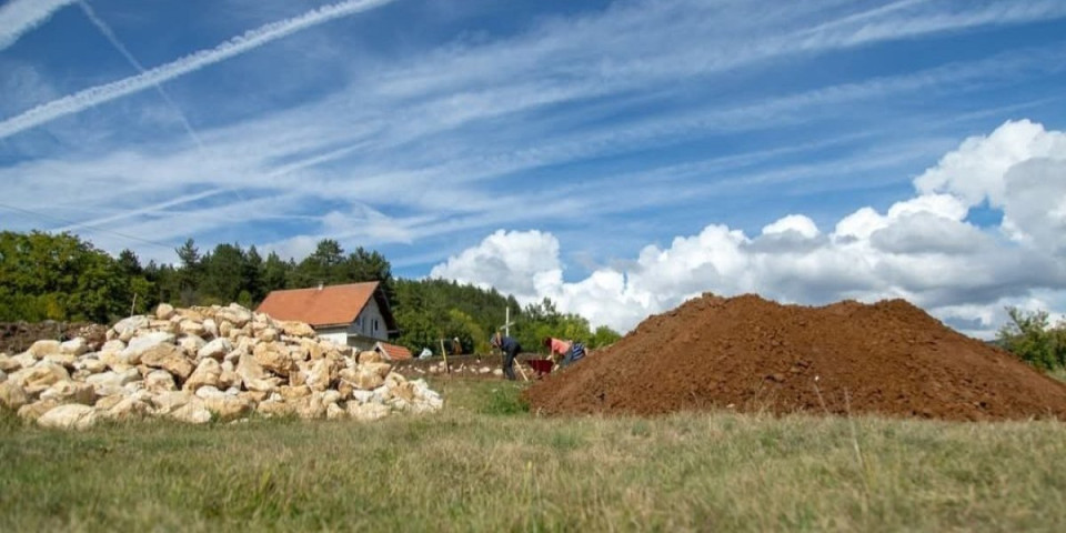 Jezivo otkriće na imanju porodice Mutavdžić: Mislili su da je reč o crkvi, ali...