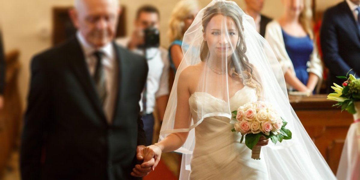 Otac uništio ćerki iznenađenje za venčanje: Zabranjene slike poslao njenom mužu, usledio potpuni šok (VIDEO)