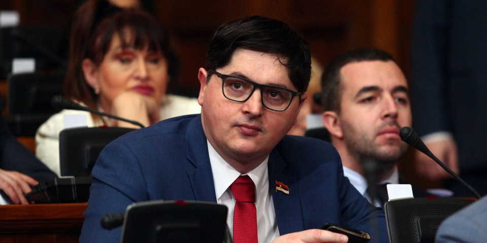 Važna poruka poslanika koji štrajkuje glađu: Znam kako je kad izgubite člana porodice, ne zloupotrebljavajte Dijanu Hrku (VIDEO)