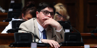 Predsednik Odbora za pravosuđe, državnu upravu i lokalnu samoupravu Skupštine Srbije i narodni poslanik SNS, dr Uglješa Mrdić, upozorio je srpsku javnost da je interesni kriminalni klan preuzeo Visoki savet sudstva (VSS).