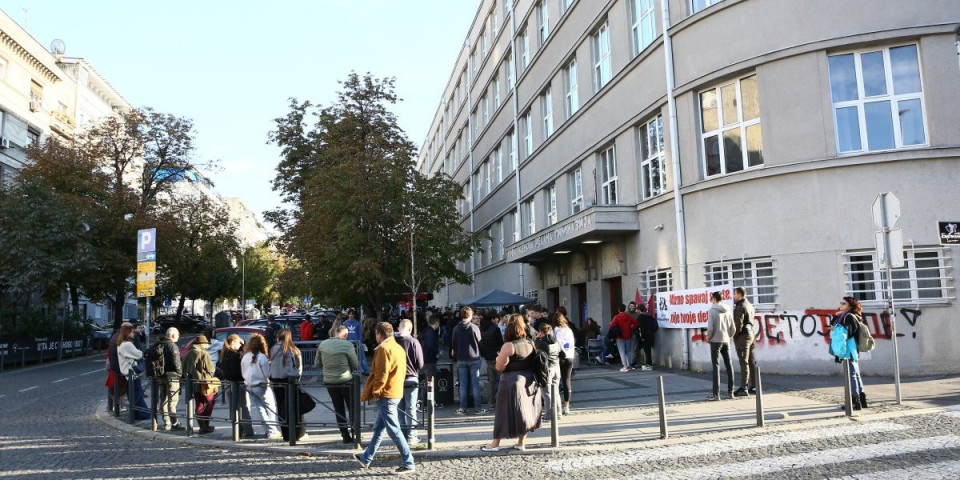 Lešinari na aparatima! Blokaderi besni što prosvetari nisu blokirali nastavu