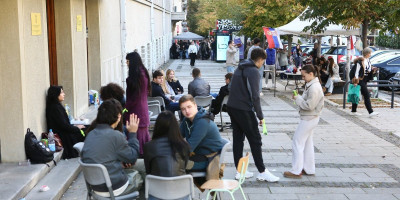 Peta beogradska gimnazija odnedavno je pod opsadnom blokadera koji, prema nekim informacijama, planiraju da ostanu u njoj naredne dve nedelje.