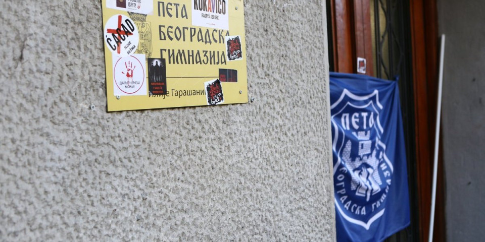 Blokaderi se potukli oko čoveka koji vodi ljubav sa usisivačem: Otkačili Eko stražu zbog njega!