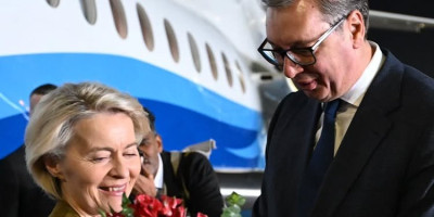 Predsednik Republike Srbije Aleksandar Vučić dočekao je predsednicu Evropske komisije Ursulu fon der Lajen na aerodromu u Beogradu.