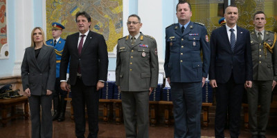 Ministar odbrane Bratislav Gašić i ministarka za rad, zapošljavanje, boračka i socijalna pitanja Milica Đurđević Stamenkovski uručili su večeras Boračke spomenice ratnim vojnim invalidima i porodicama palih boraca sa teritorije Kruševca, u Gradskoj kući tog grada.