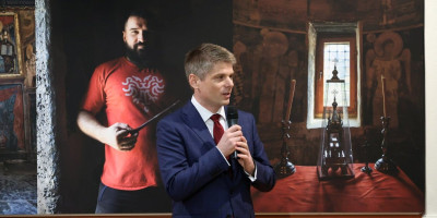 Izložba "Susreti sa poslednjim Srbima na Kosovu", autorke Ketrin Kuper iz Južne Afrike, svečano je večeras otvorena u galeriji "Espas Bernanos" u Parizu.