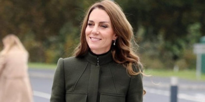 Na modnoj sceni ove sezone dominira detalj koji istovremeno odiše retro elegancijom i modernim minimalizmom - izražene kragne.