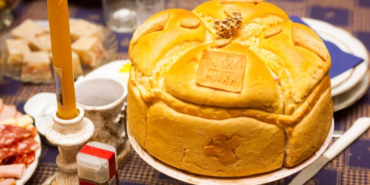 Slavski kolač sa suvim grožđem: Neobična slatka pogača koja osvaja ukusom