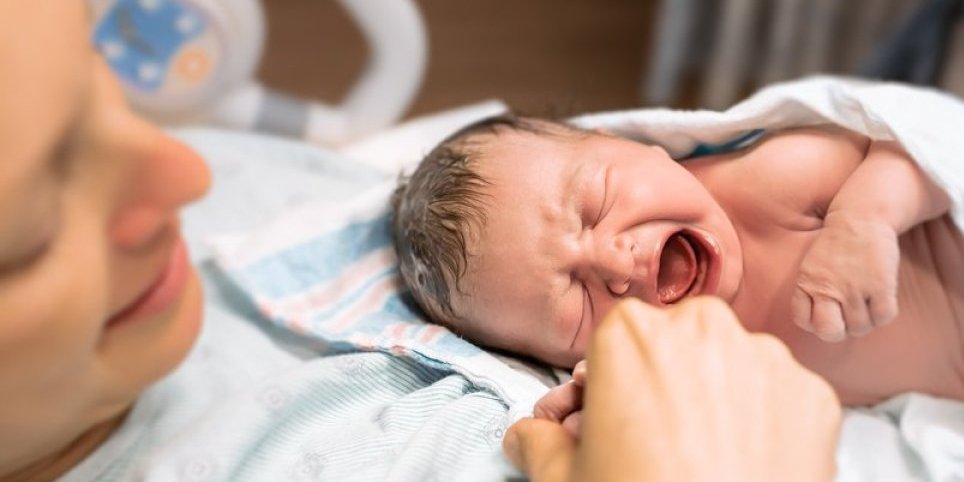 Prirodan porođaj ili carski rez - šta je bolji izbor? Dve priče o istom čudu