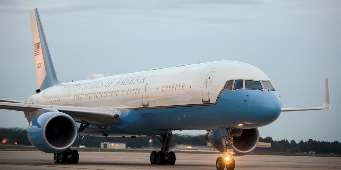 Drama iznad Atlantika: Avion sa šefom Pentagona poslao signal za pomoć (VIDEO)