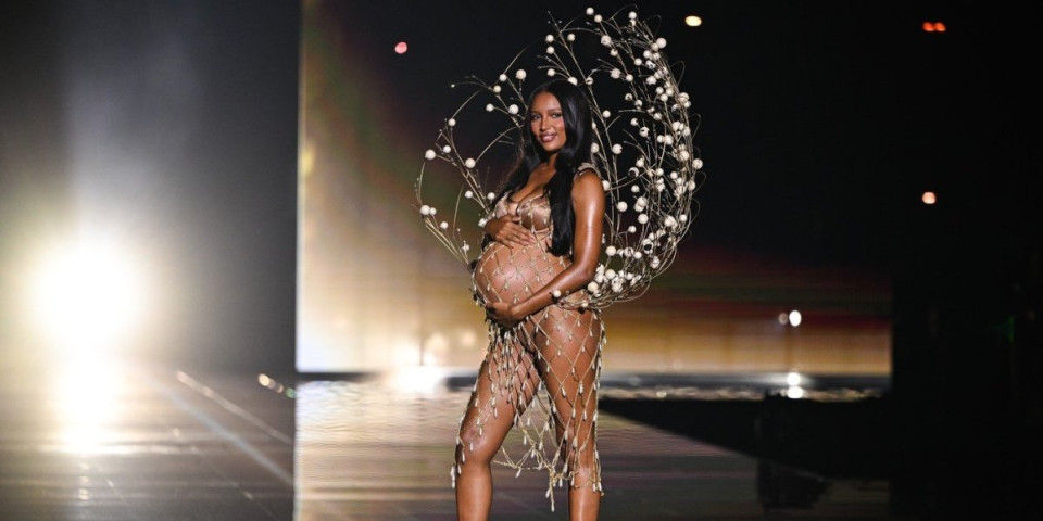 Skinula se do gole kože i pokazala stomak do zuba: U osmom mesecu trudnoće zapalila pistu od seksepila (FOTO)