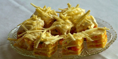 Slana bajadera je neobična i ukusna slana torta od feta sira, krekera, ajvara, salame i kikirikija. Savršena kao hladno predjelo ili slani kolač koji će oduševiti goste na svakoj proslavi.