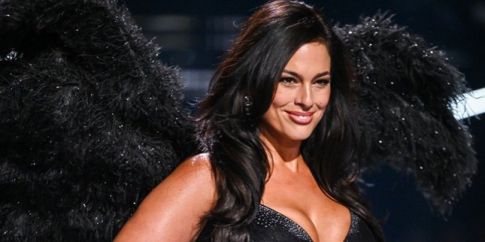 Grudi jedva drži grudnjak, čipkasto međunožje mami na greh: Detonirala pistu masivnim telom od kojeg svima zastaje dah (FOTO)