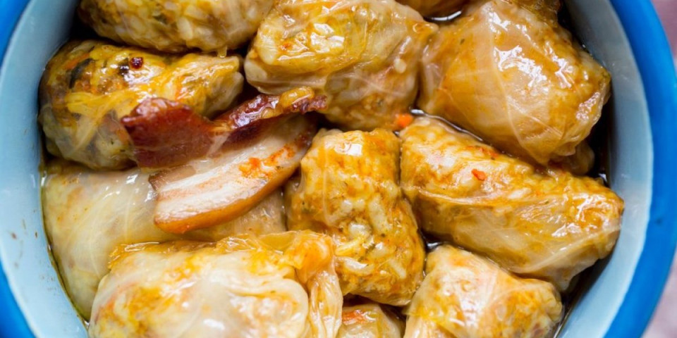 Sarma iz rerne bolja nego na ringli: Sama se kuva, ima neponovljiv ukus i nestaje prva iz tanjira