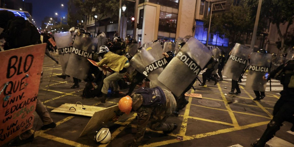 Lima gori kao u paklu: Krvavi protesti u Peruu odneli jedan život, na desetine povređenih (FOTO/VIDEO)