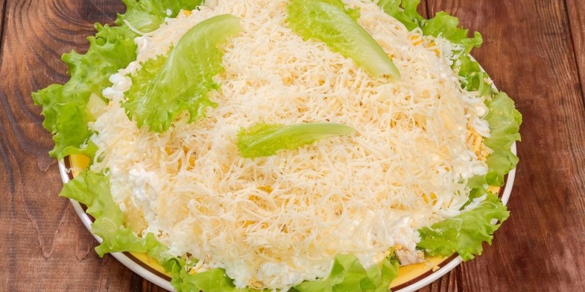 Slavska salata sa piletinom: Osvežavajuća i izdašna - poseban sastojak daje šmek