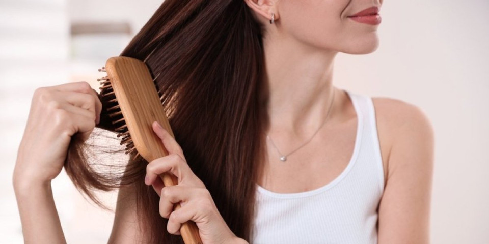 Frizer upozorava: Ako se ovako češljate ostaćete bez kose - greška koja može skupo da vas košta