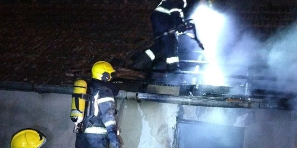Izbio ogroman požar u Domu penzionera: Vatrogasci se bore sa vatrenom stihijom (VIDEO)