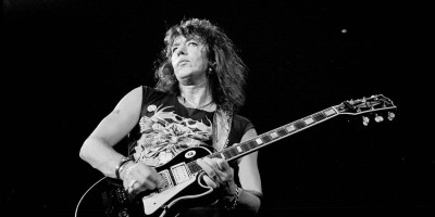 Rok legenda Ejs Frili, osnivač i gitarista kultnog benda "Kis", preminuo je u 73. godini nakon što je pre nekoliko nedelja doživeo teško krvarenje u mozgu.