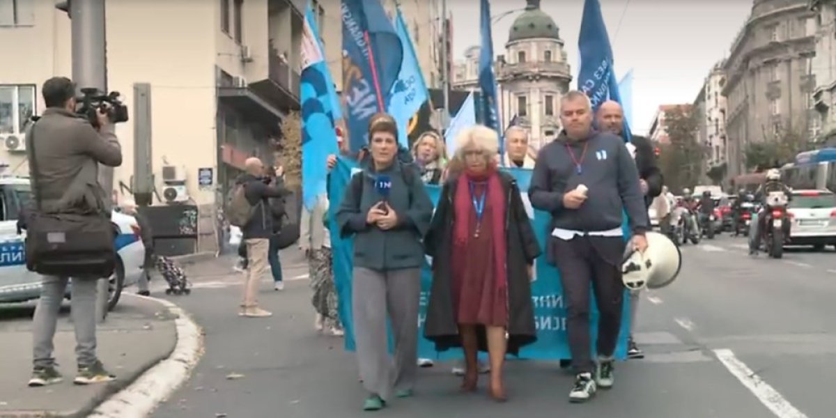 Smehotresno - ovi ljudi više ne znaju gde biju! Na protestu u Beogradu pozivali Sinišu Malog, a on 7.500 km daleko