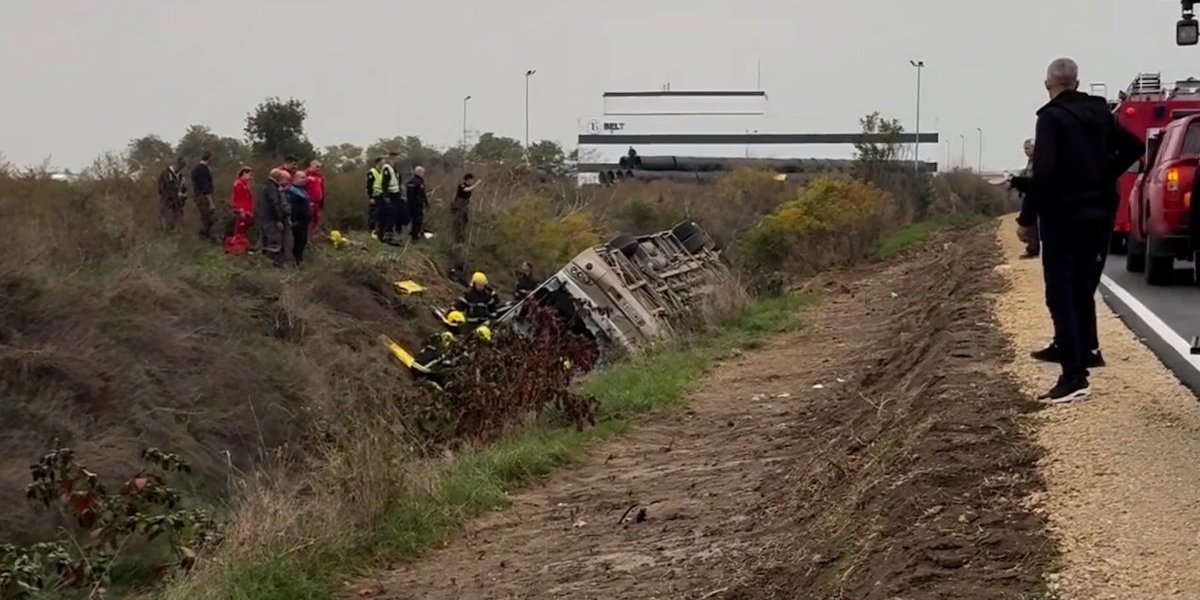 Prevrnuo se autobus