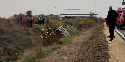 Grad Sremska Mitrovica proglasio je ponedeljak, 20. oktobar 2025. godine, Danom žalosti povodom teške saobraćajne nesreće kod Jarka, u kojoj su tri osobe izgubile život, a više desetina je povređeno.