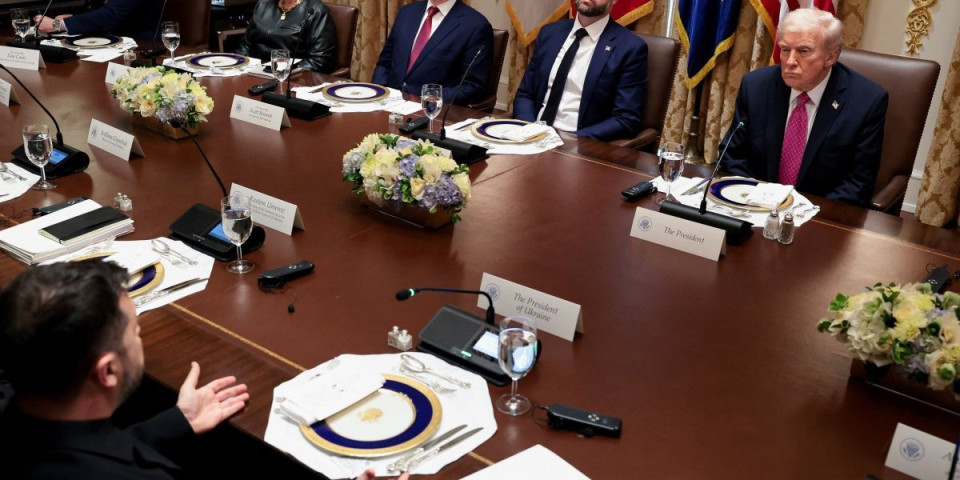 Procurili šokantni detalji sa sastanka u Beloj kući: Tramp je sve vreme psovao, odgurno karte bojšita a zatim rekao glavnu stvar