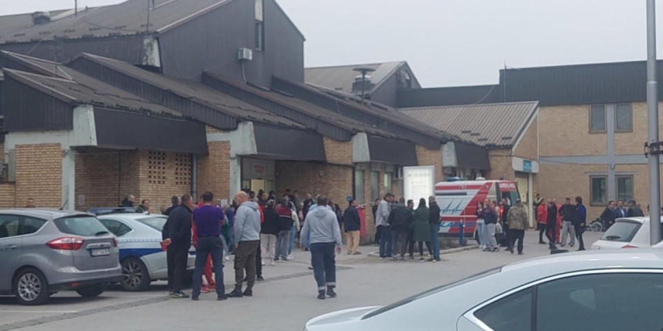 Haos u Sremskoj Mitrovici: Kolona ljudi čeka ispred Zavoda