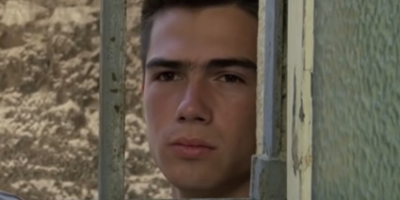 Nekada najlepši srpski glumac, miljenik žena i veliki talenat, Nebojša Bakočević, prokockao je karijeru zbog poroka i problema sa zakonom.