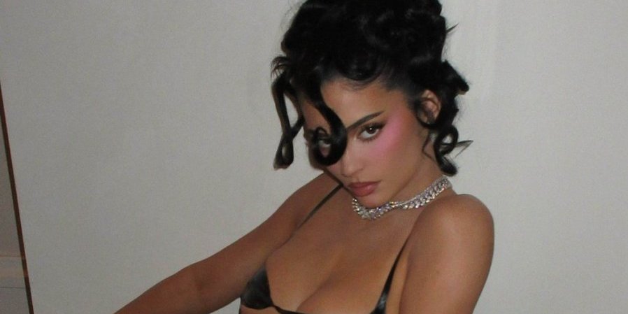 Lateks i grudi na  izvol'te: Vrela Kajli Džener usijala mreže - telo poziva na greh (FOTO)